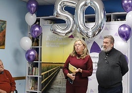 Francisco Blasco, con la gerente de Servicios Sociales de la Junta, Almudena Narganes, en la fiesta de la asociación.