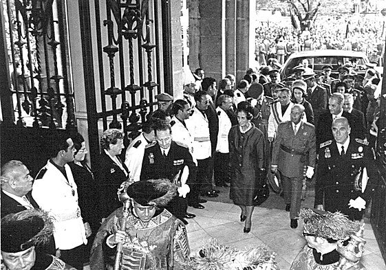 Franco, su esposa y los príncipes de España entrando en el Ayuntamiento el 18 de octubre de 1969