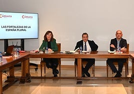 Conrado Merino, flanqueado por Rosa González, de la Cámara de Comercio, y el vicerrector Julio Diez Casero.