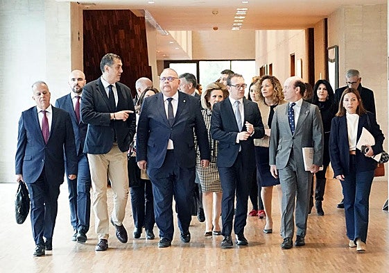 El consejero de Sanidad, Alejandro Vázquez, junto a su equipo antes de comparecer en las Cortes este jueves.