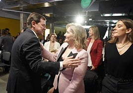 Fernández Mañueco saluda a María Paz Robina, presidenta de Michelin España y Portugal.