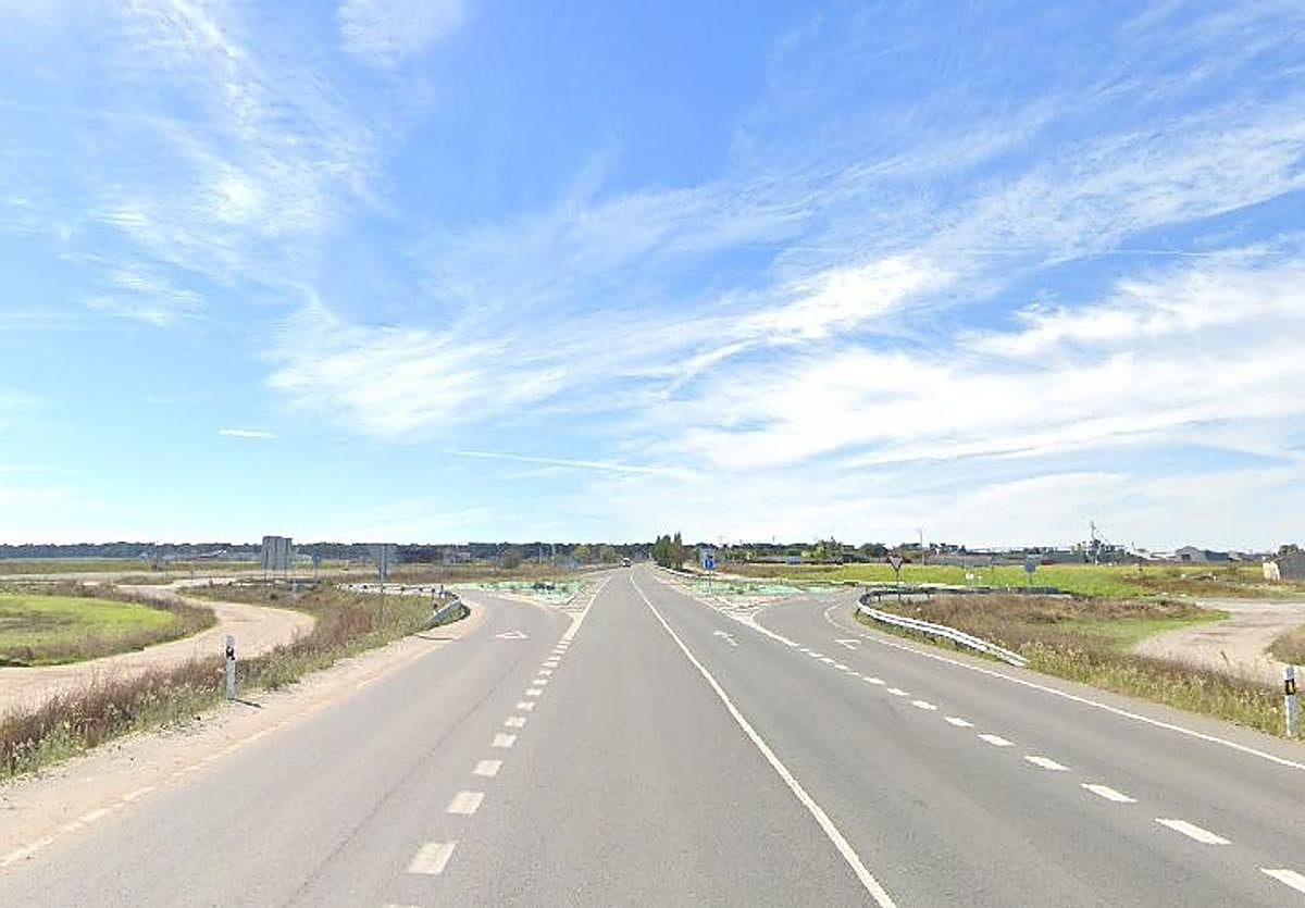 Carretera CL-602 a la altura del cruce hacia la localidad segoviana de Villaverde de Íscar.