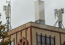 Antenas de telefonía colocadas en lo alto de un edificio de la ciudad de Segovia.