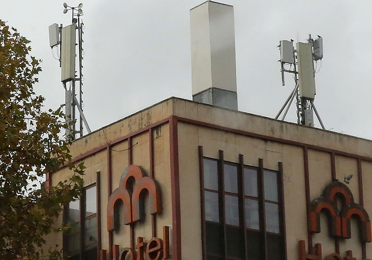 Antenas de telefonía colocadas en lo alto de un edificio de la ciudad de Segovia.