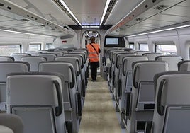 Interior de un vagón de un tren Avril, en uno de cuyos lados cuenta con tres asientos por fila.