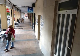 Rincón de la plaza de Batallas, entre los números 3 y 4, donde se encuentran los antiguos locales de la asociación de vecinos cerrados hace diez años.