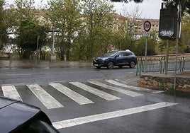 Cruce de la calle 3 de Abril con la carretera de Madrona, con la estación de autobuses detrás de los árboles.