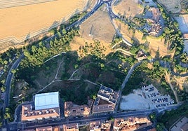 Terrenos del sector del Velódromo, con la estación de autobuses en la parte izquierda y el parking en la derecha.