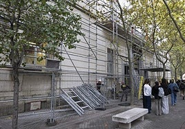 La fachada de la facultad de Medicina, cubierta por los andamios.