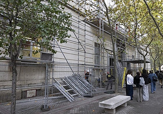 La fachada de la facultad de Medicina, cubierta por los andamios.