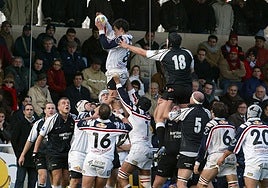 6 de diciembre de 2003. Patricio Hermosilla se eleva para llevarse el oval en la touche en el partido ante el Newcastle que terminó con victoria británica (10-71).