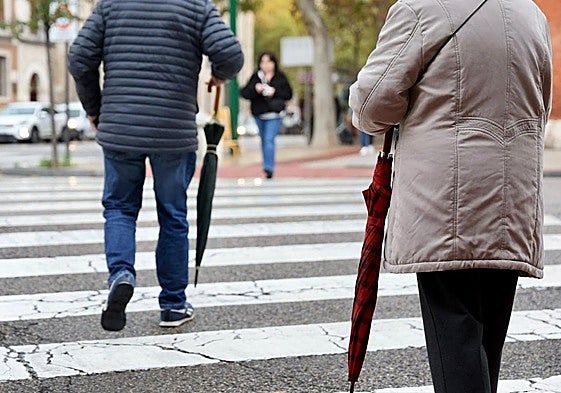 Viandantes con paraguas este jueves por Valladolid ante la previsión de lluvias.