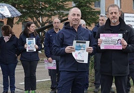 Empleados públicos del Ministerio de Defensa ante el cuartel de El Pinar de Valladolid.