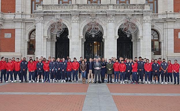 Jugadores de España e Inglaterra A posan en la Plaza Mayor, escoltando al alcalde y autoridades.