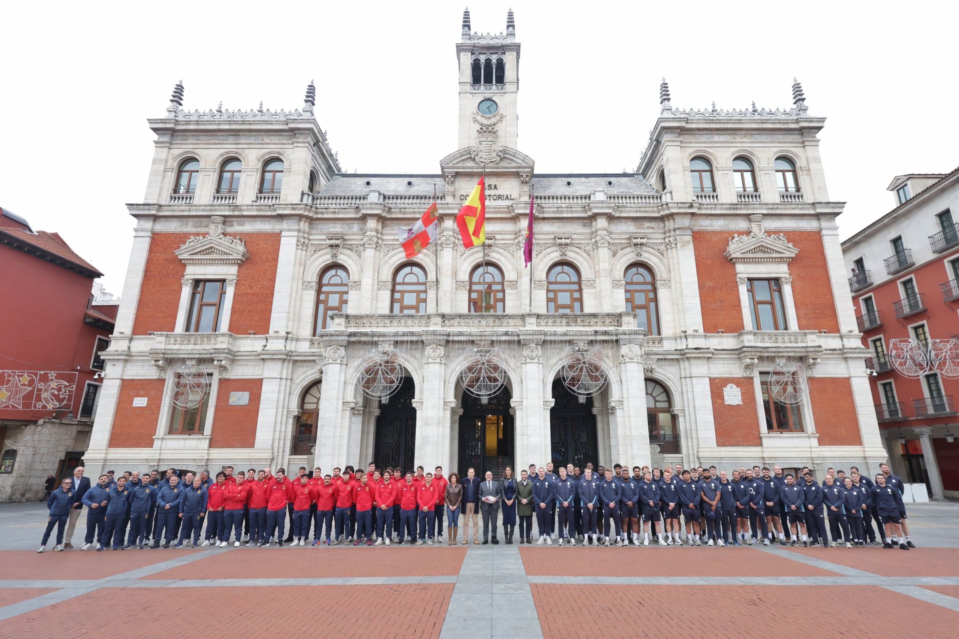 Las selecciones de rubgy de España e Inglaterra visitan el Ayuntamiento de Valladolid