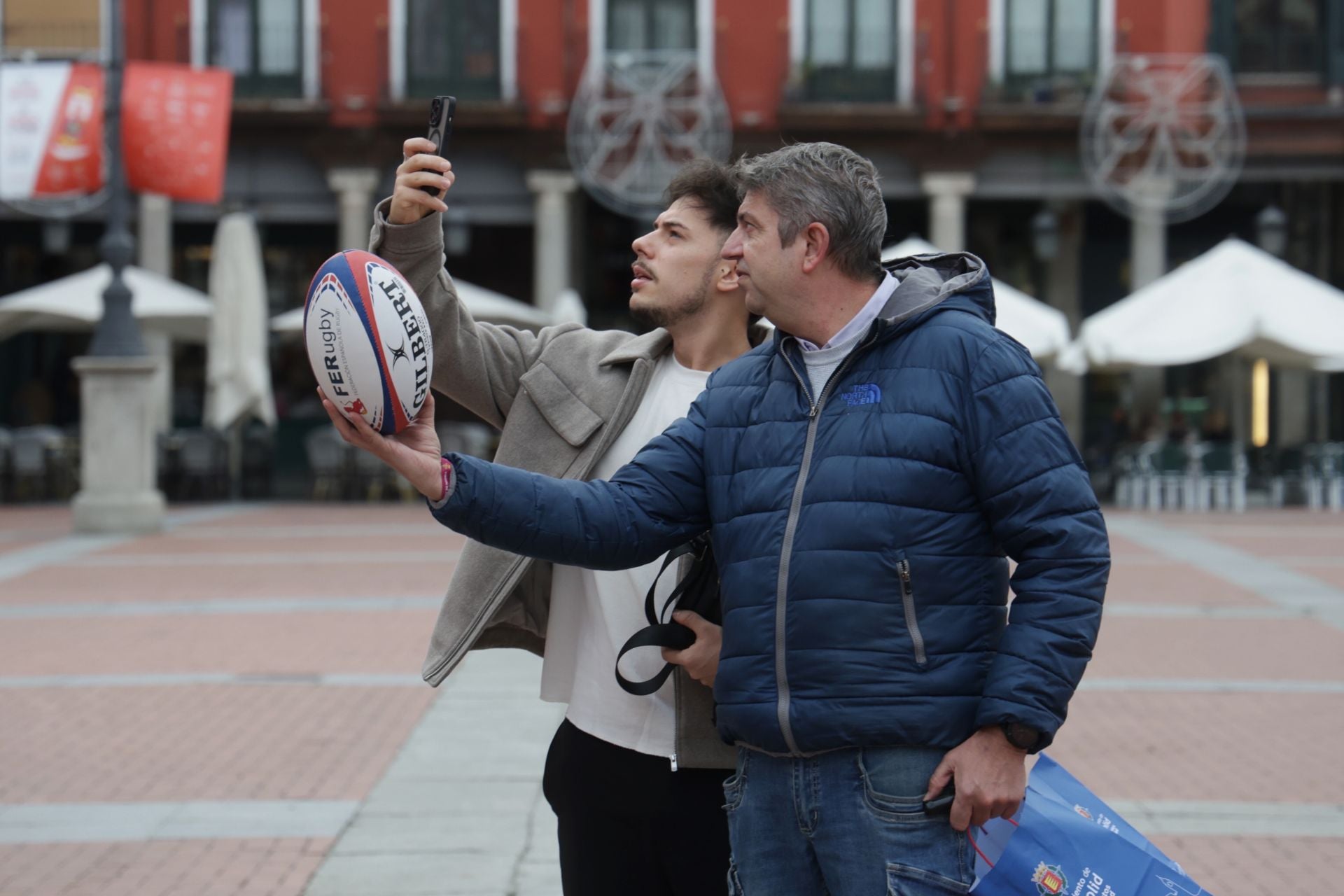 Las selecciones de rubgy de España e Inglaterra visitan el Ayuntamiento de Valladolid