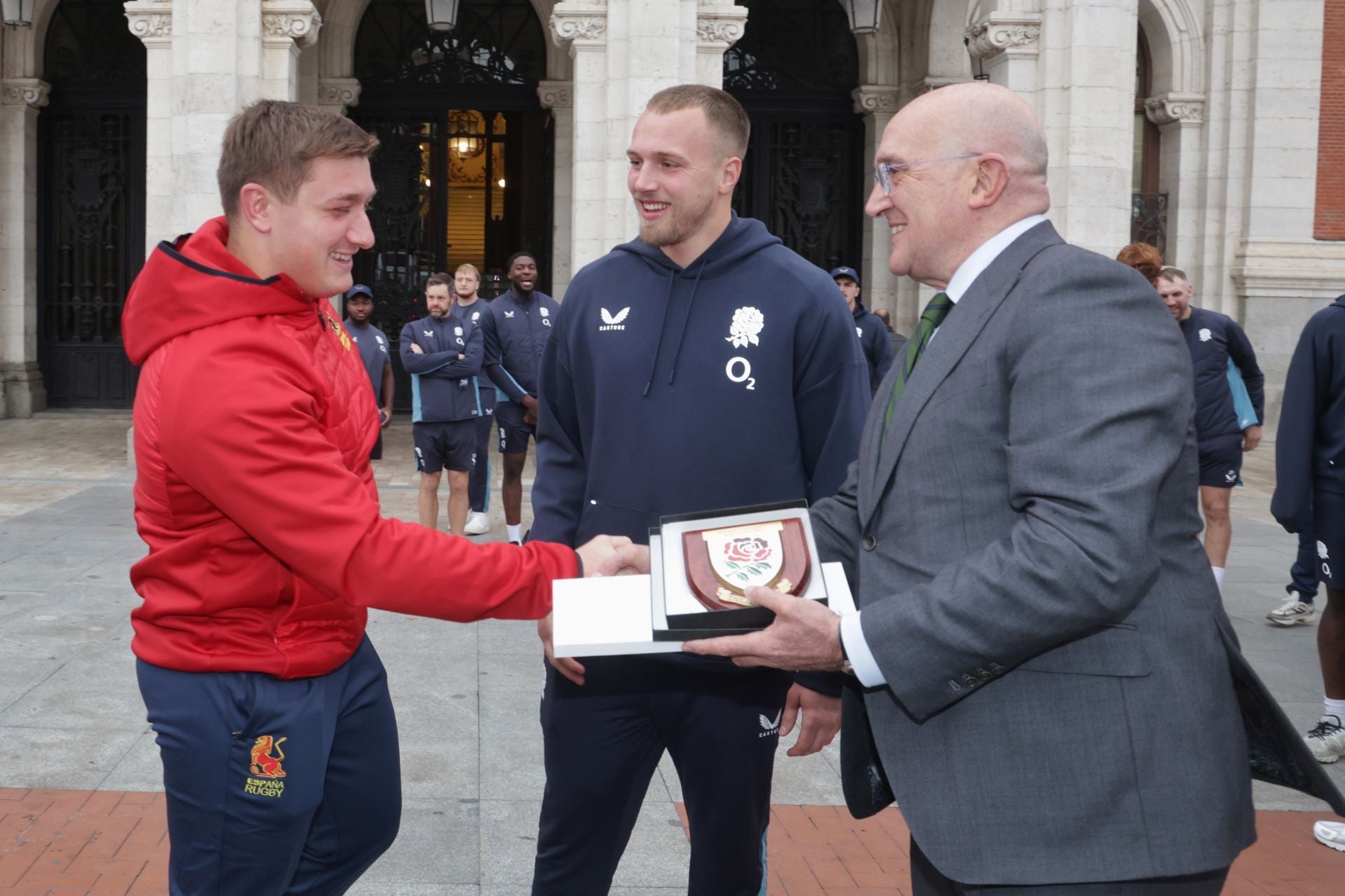 Las selecciones de rubgy de España e Inglaterra visitan el Ayuntamiento de Valladolid