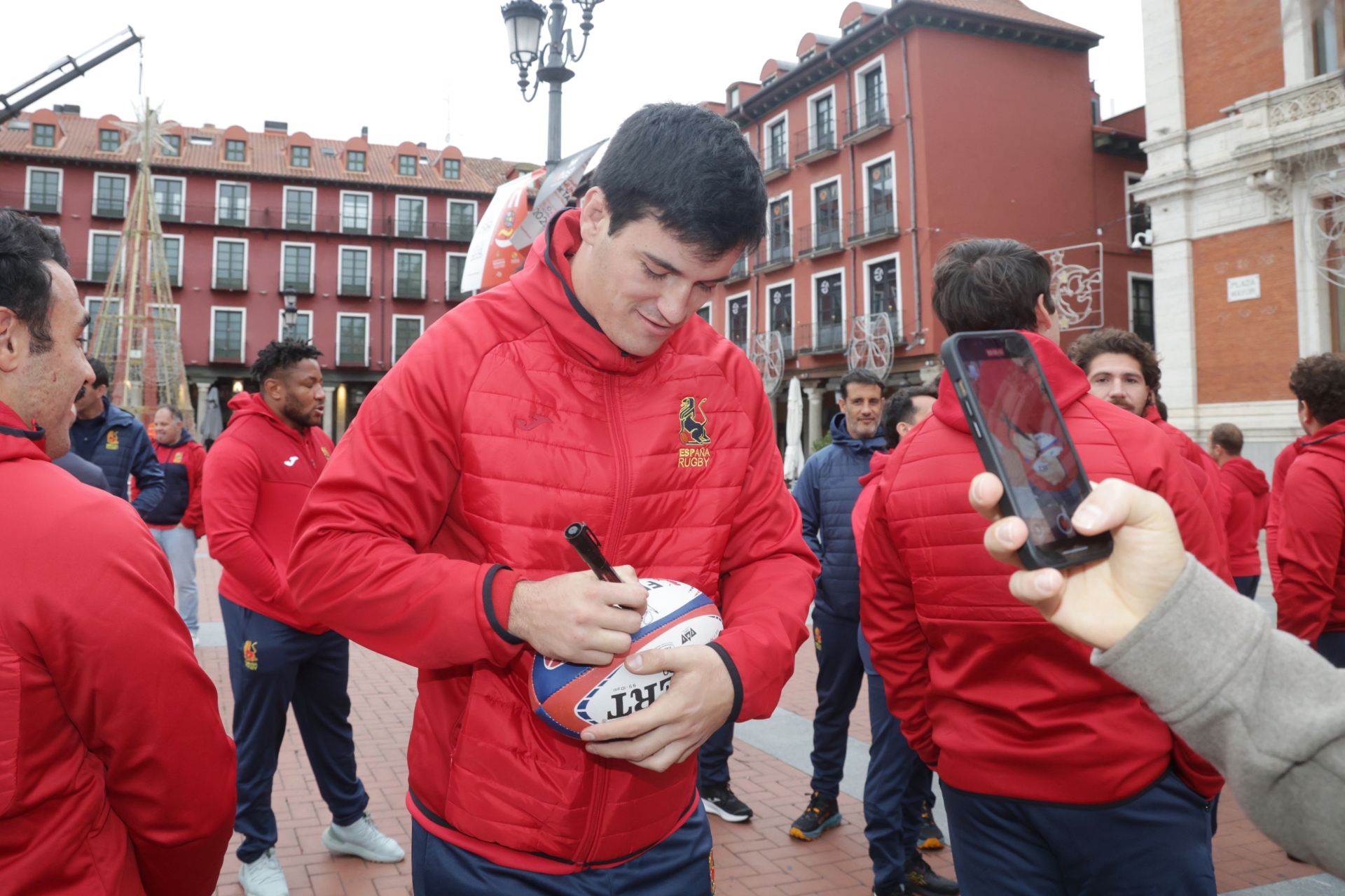 Las selecciones de rubgy de España e Inglaterra visitan el Ayuntamiento de Valladolid