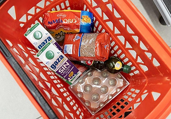 Una cesta de la compra en una imagen de archivo.