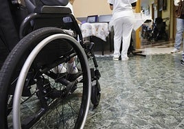 Sillas de ruedas en un centro que atiende a personas con dependencia reconocida.