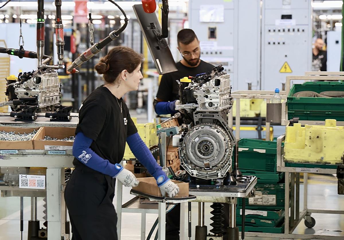 Trabajadores en la fábrica de Horse en Valladolid en una imagen de archivo.