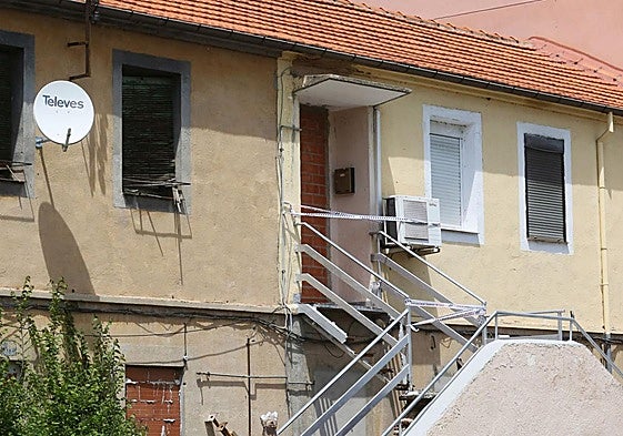 Imagen de archivo de la entrada de una vivienda que ha sido precintada debido a los intentos de ocupación ilegal.