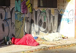 Una persona duerme en una caseta junto al parque Ribera de Castilla.