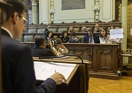 La portavoz del PP, Blanca Jiménez, se dirige a Pedro Herrero durante el pleno celebrado este viernes.