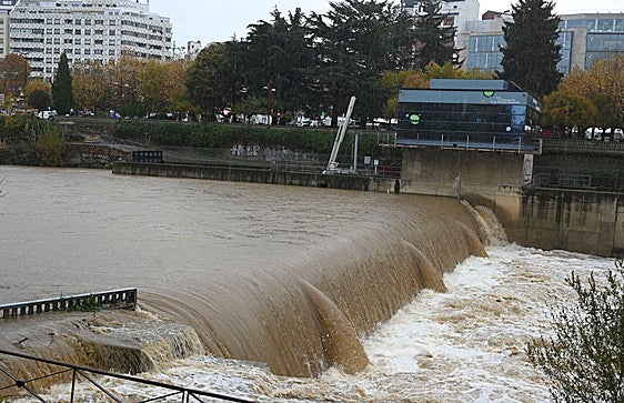 Crecida del río Bernesga a su paso por León durante la borrasca Claudia.