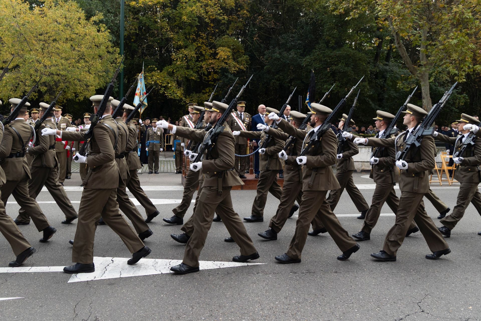 Las imágenes del desfile militar con motivo del 175 aniversario de la Academia de Caballería
