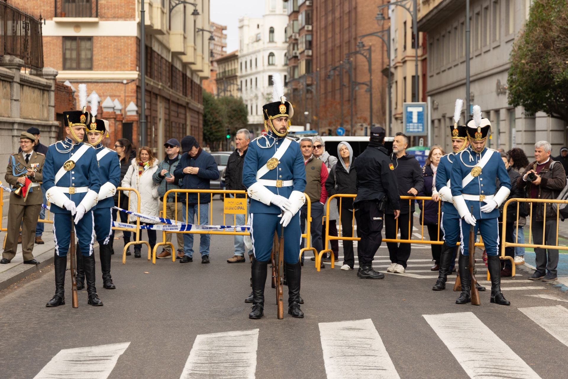 Las imágenes del desfile militar con motivo del 175 aniversario de la Academia de Caballería
