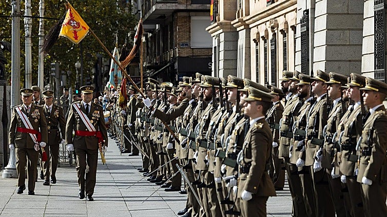 Amador Enseñat, Jefe del Estado Mayor del Ejército de Tierra, pasa revista los militares desplegados frente a la Academia de Caballería.
