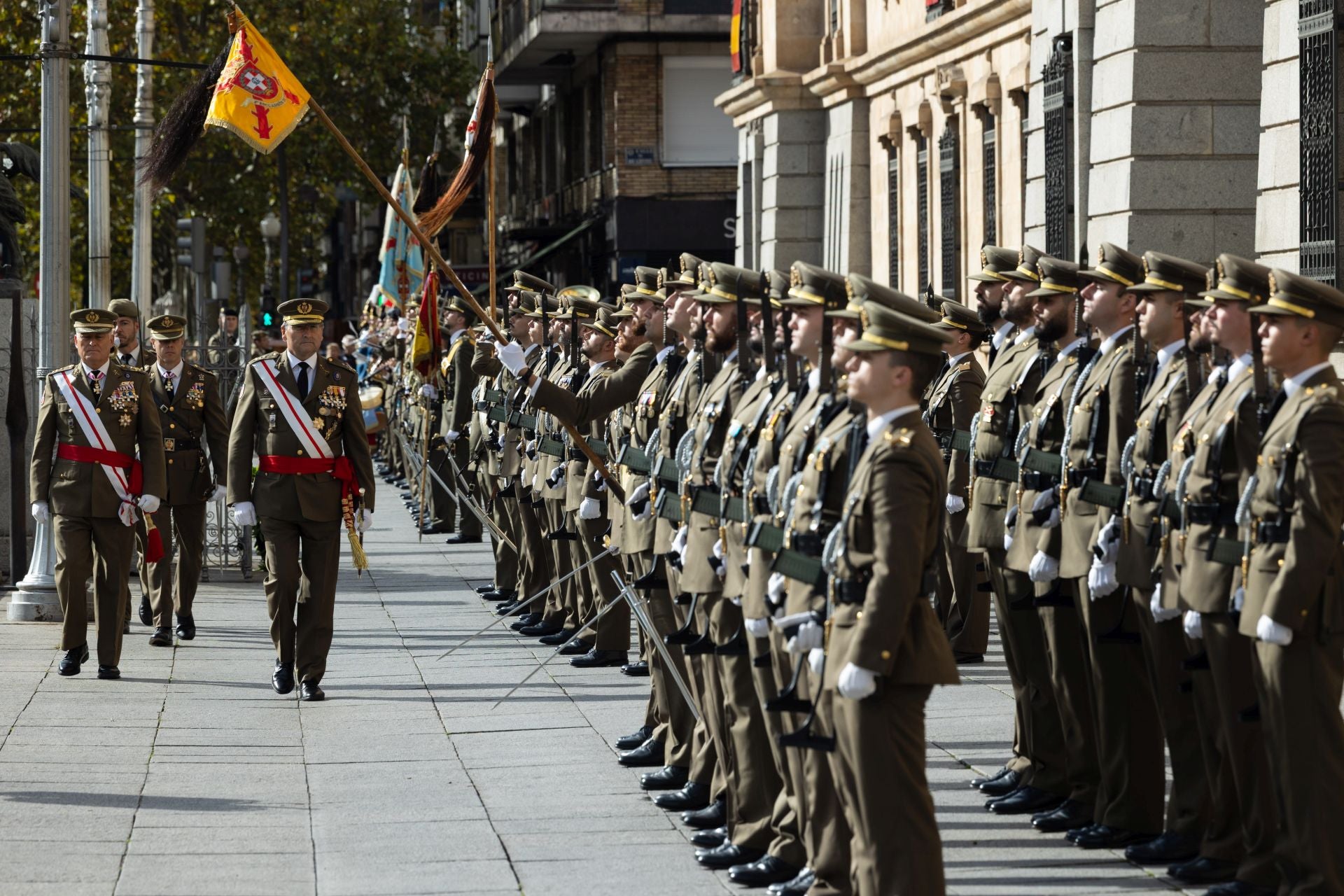 Las imágenes del desfile militar con motivo del 175 aniversario de la Academia de Caballería