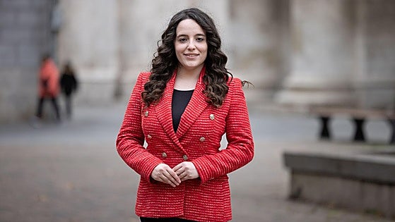 La investigadora predoctoral en la Carlos III Ester Martínez Sanzo, en la plaza de la Universidad de Valladolid.
