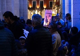 Alumnos y miembros del AMPA del Cardenal Mendoza, en el desfile con faroles.