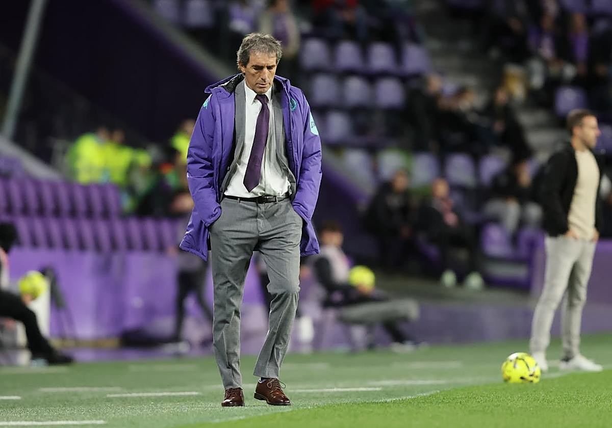 Almada, cabizbajo, parece buscar explicaciones desde la banda.