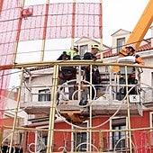 Los operarios instalan el gigantesco Árbol de los Deseos en la Plaza Mayor de Valladolid.