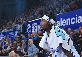 Kamba anima a sus compañeros, este viernes en el Pabellón de Palencia.