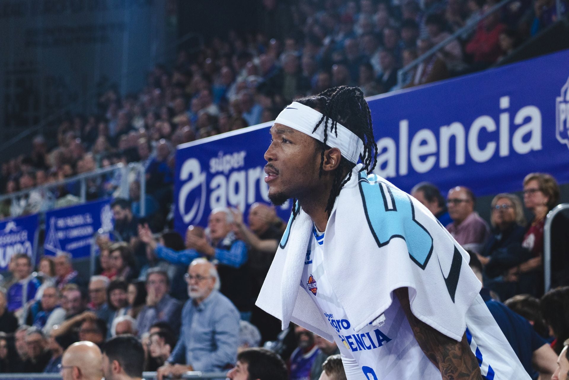 Kamba anima a sus compañeros, este viernes en el Pabellón de Palencia.