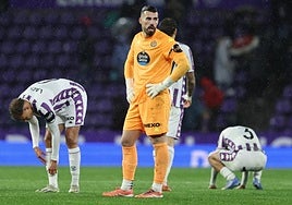 Los blanquivioleta, cabizbajos tras la derrota ante la UD Las Palmas.