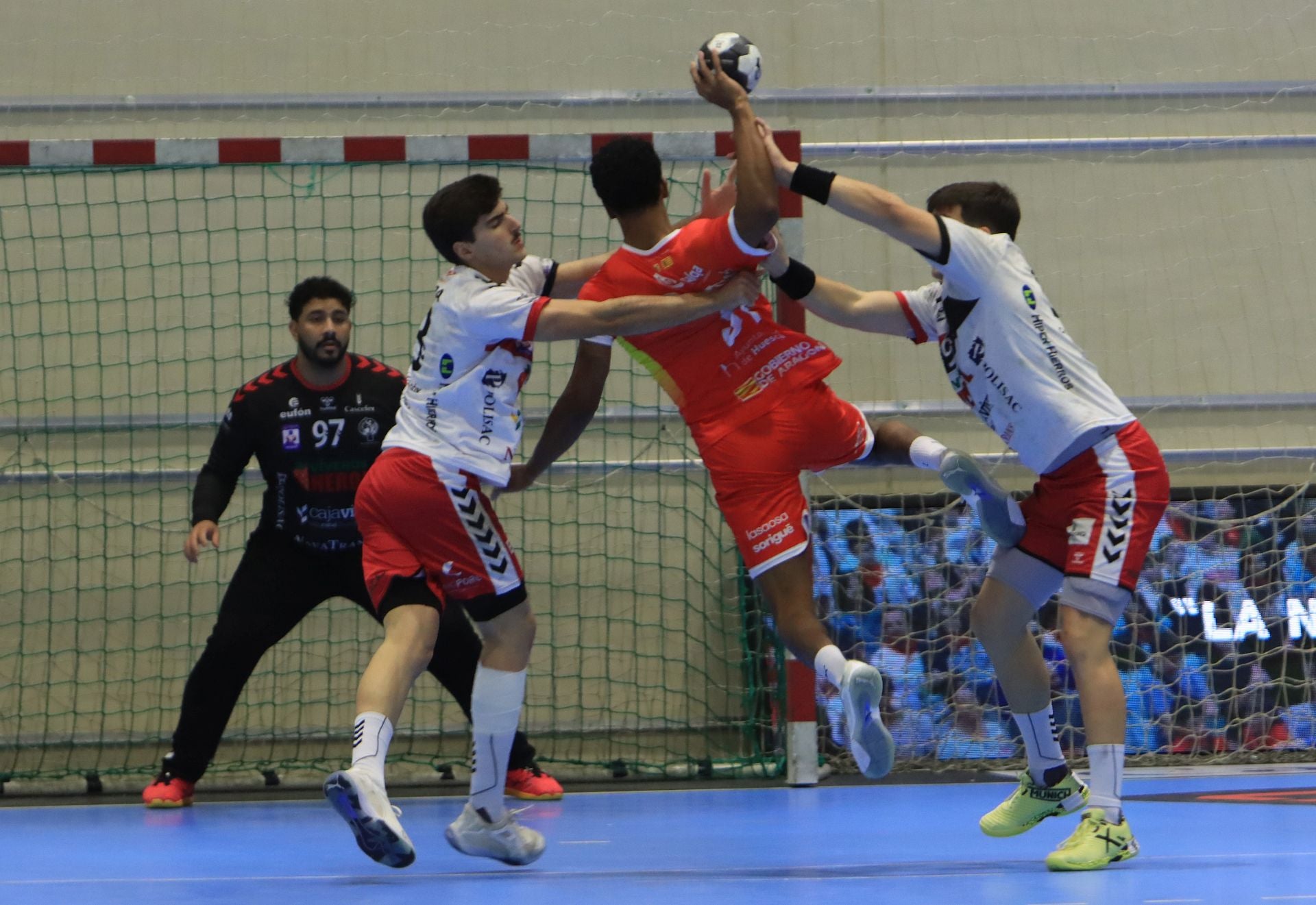 Fotos de la victoria del Balonmano Nava