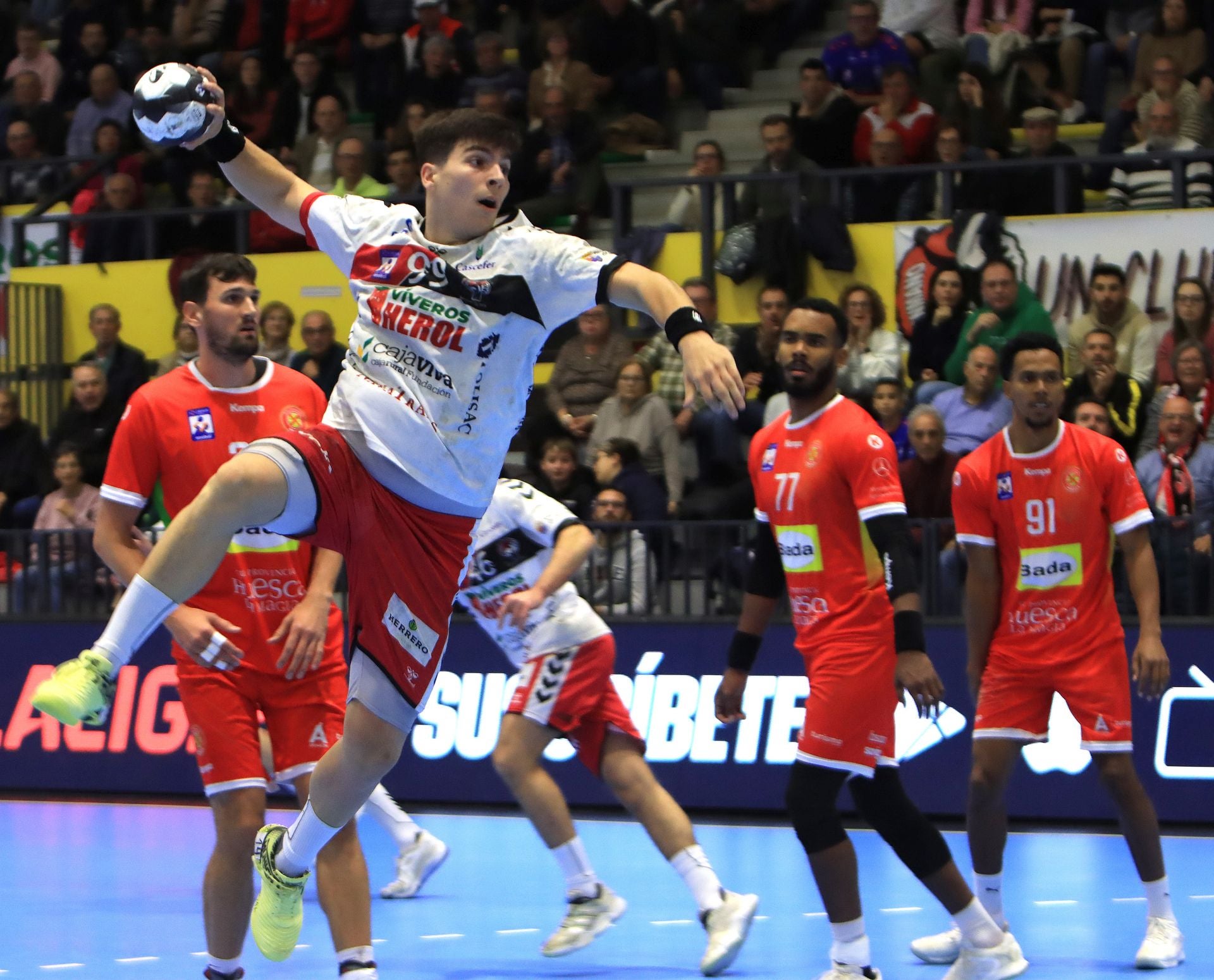 Fotos de la victoria del Balonmano Nava