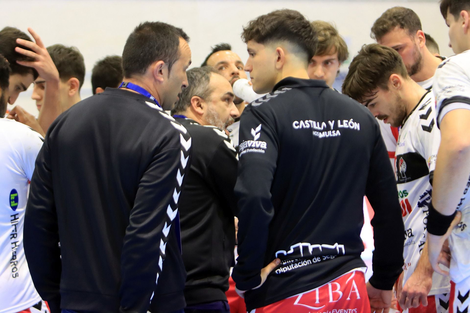 Fotos de la victoria del Balonmano Nava