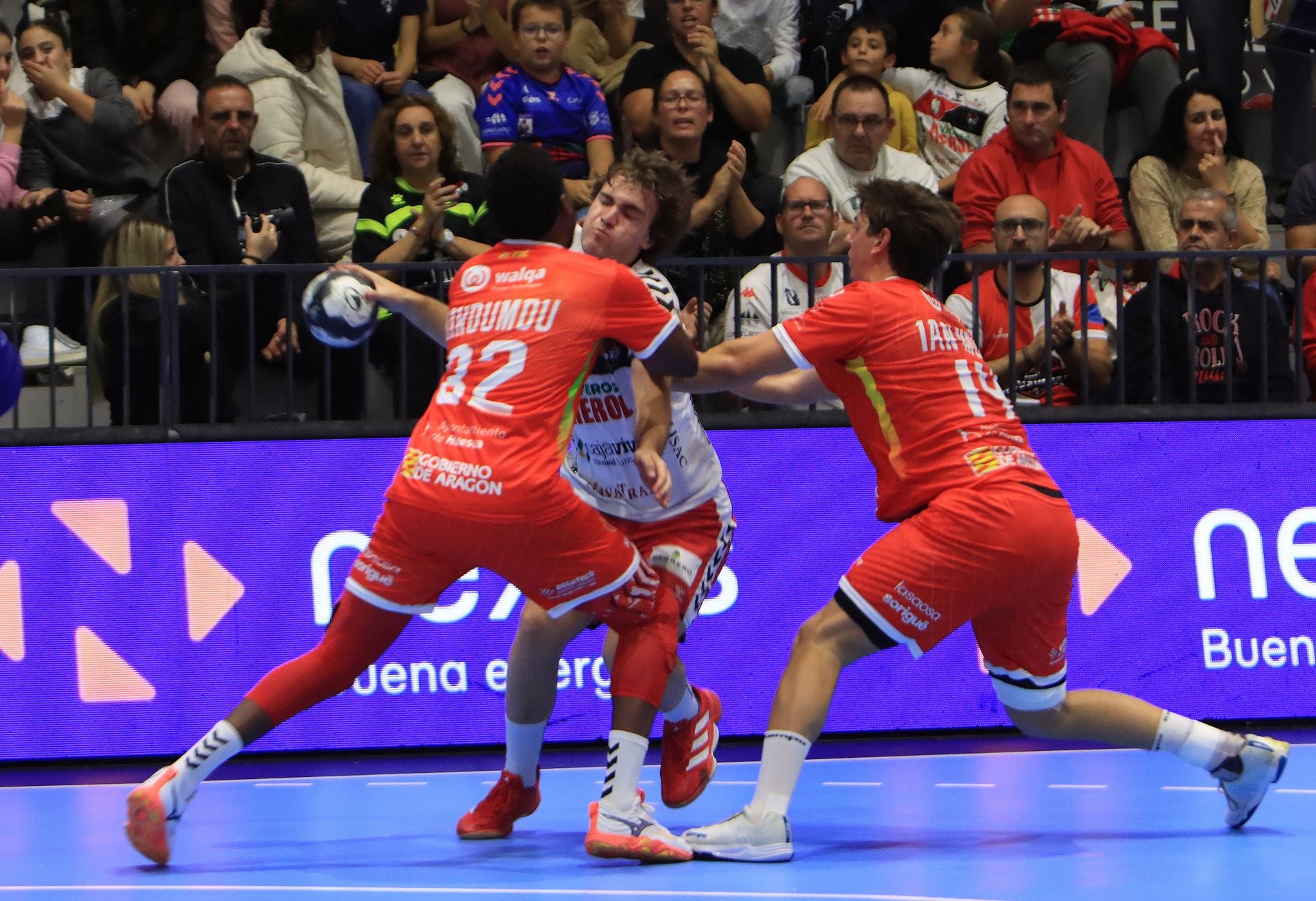 Fotos de la victoria del Balonmano Nava