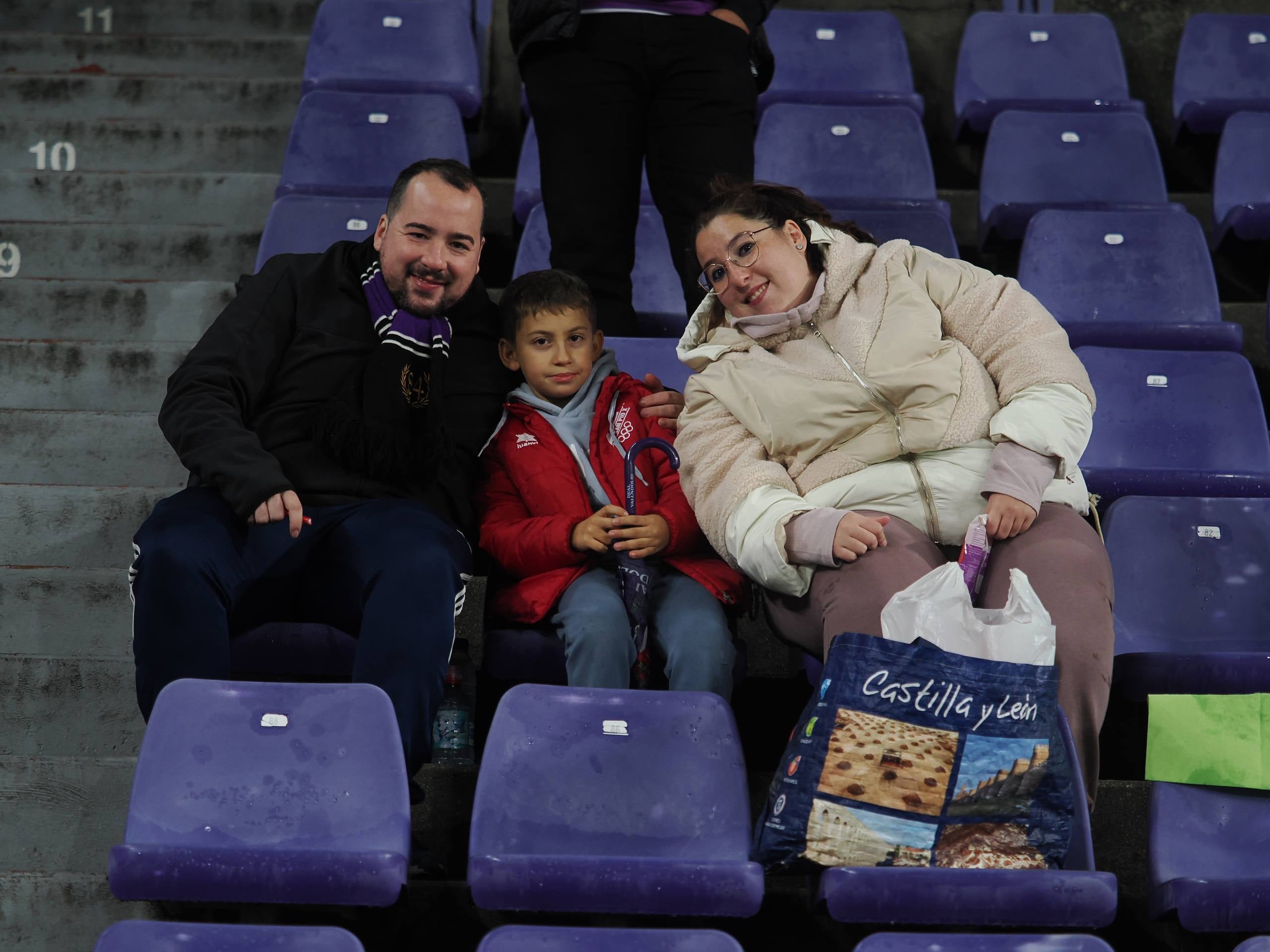 Búscate en la grada del estadio José Zorrilla (1/5)