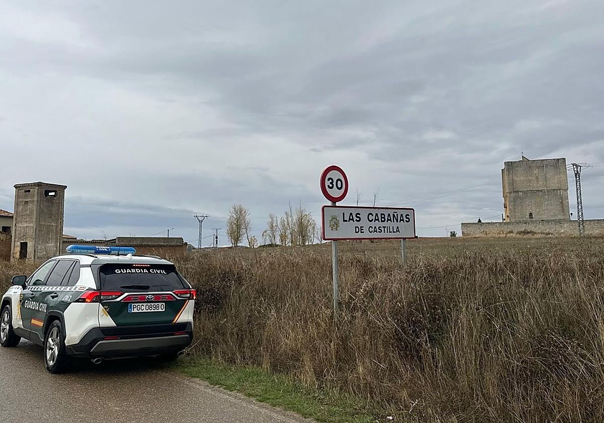 Un coche de la Guardia Civil, a la entrada de Las Cabañas de Castilla.