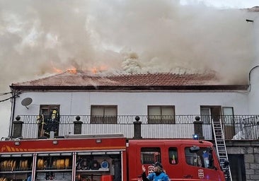 Piden cerrar las ventanas en San Rafael por un aparatoso incendio en una vivienda en la travesía