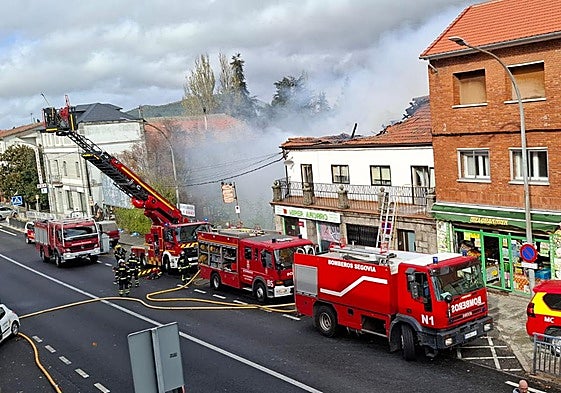 Bomberos trabajan en el lugar del incendio en San Rafael.