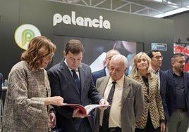 La presidenta de la Diputación muestra a Mañueco y al consejero Santonja un libro sobre Palencia.