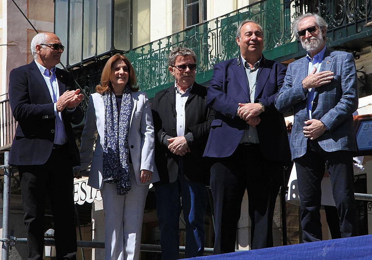 Luis Martín (en el centro) junto a sus compañeros, el día en que recibieron el título de Hijos Predilectos de Segovia.